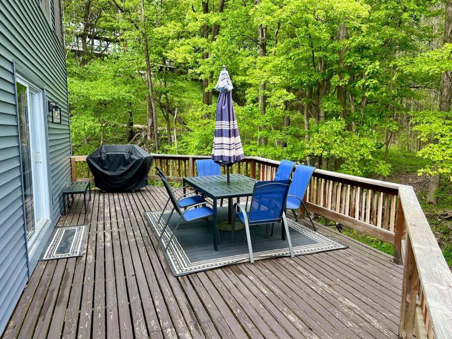 Hébergement de vacances Bike, Hike & Golf Townhouse W/ Hot Tub Ellicottville