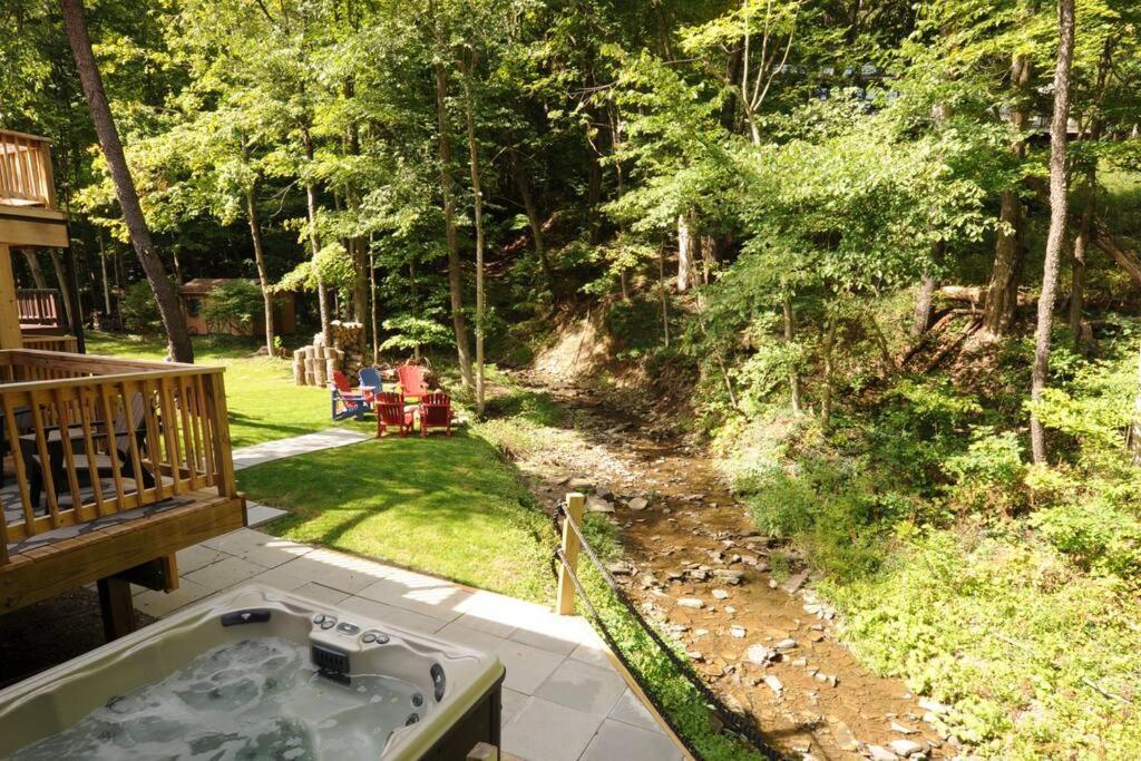 Hébergement de vacances Bike, Hike & Golf Townhouse W/ Hot Tub Ellicottville